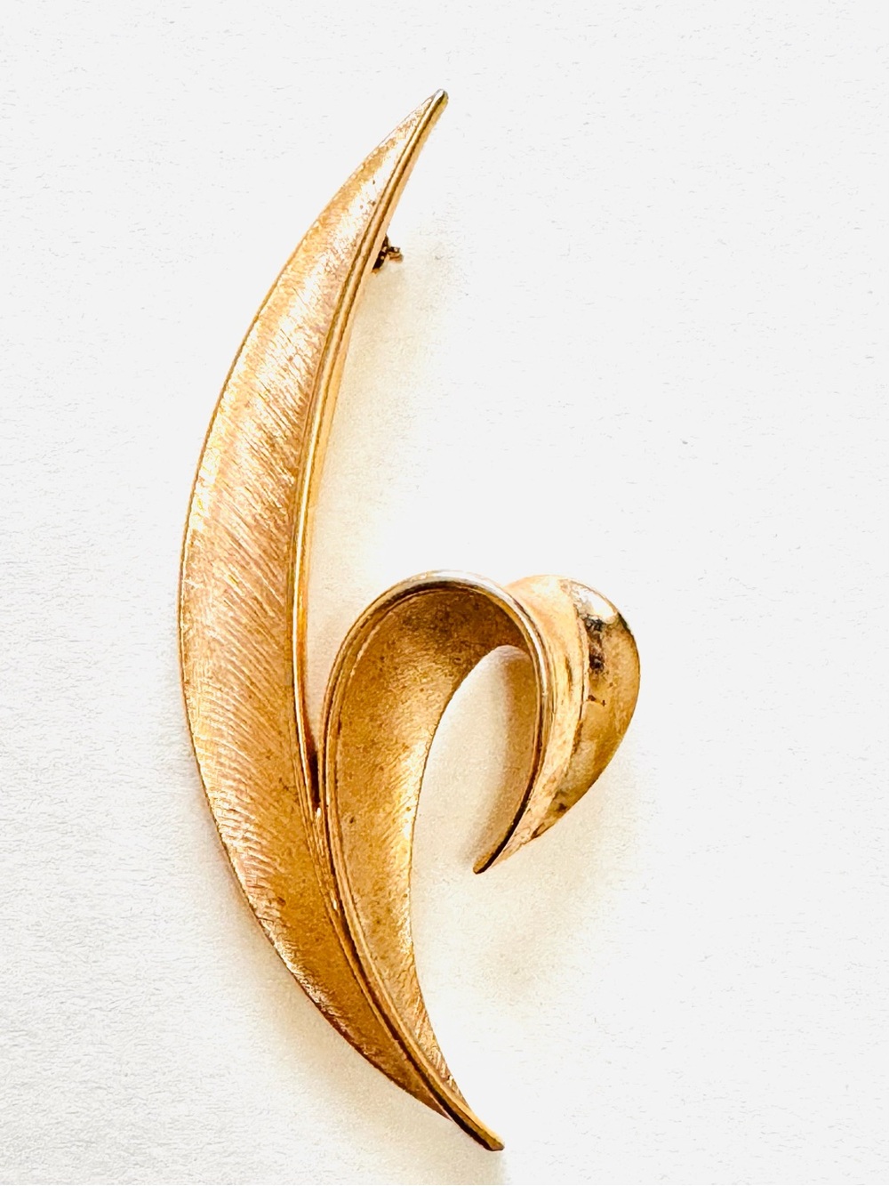VINTAGE TRIFARI ~ LEAF BROOCH
GOLD TONE ~ SCROLL SATIN FINISH
LONG PIN CLOSURE